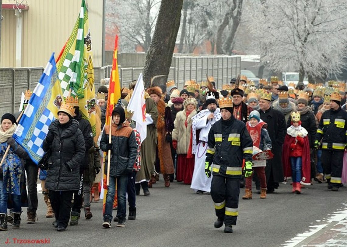 FOTO, FILM: Trzej Królowie wraz z mieszkańcami przemaszerowali ulicami Kociewia