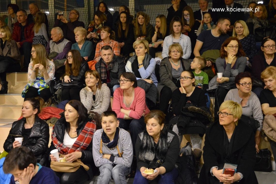 FOTO, FILM: Wyjątkowy pokaz akrobatek w hali miejskiej FOTO, FILM: Wyjątkowy pokaz akrobatek w hali miejskiej