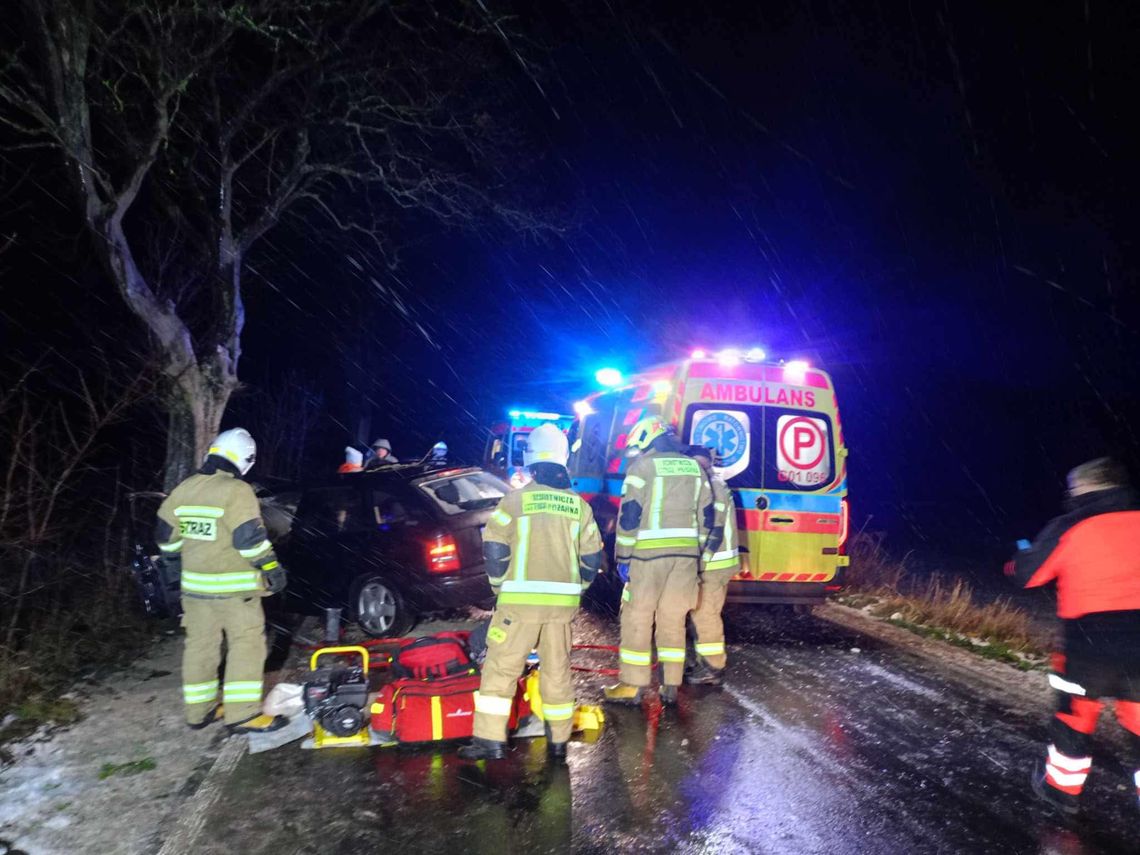 [FOTO] Groźny wypadek i nocne dachowanie osobówki!