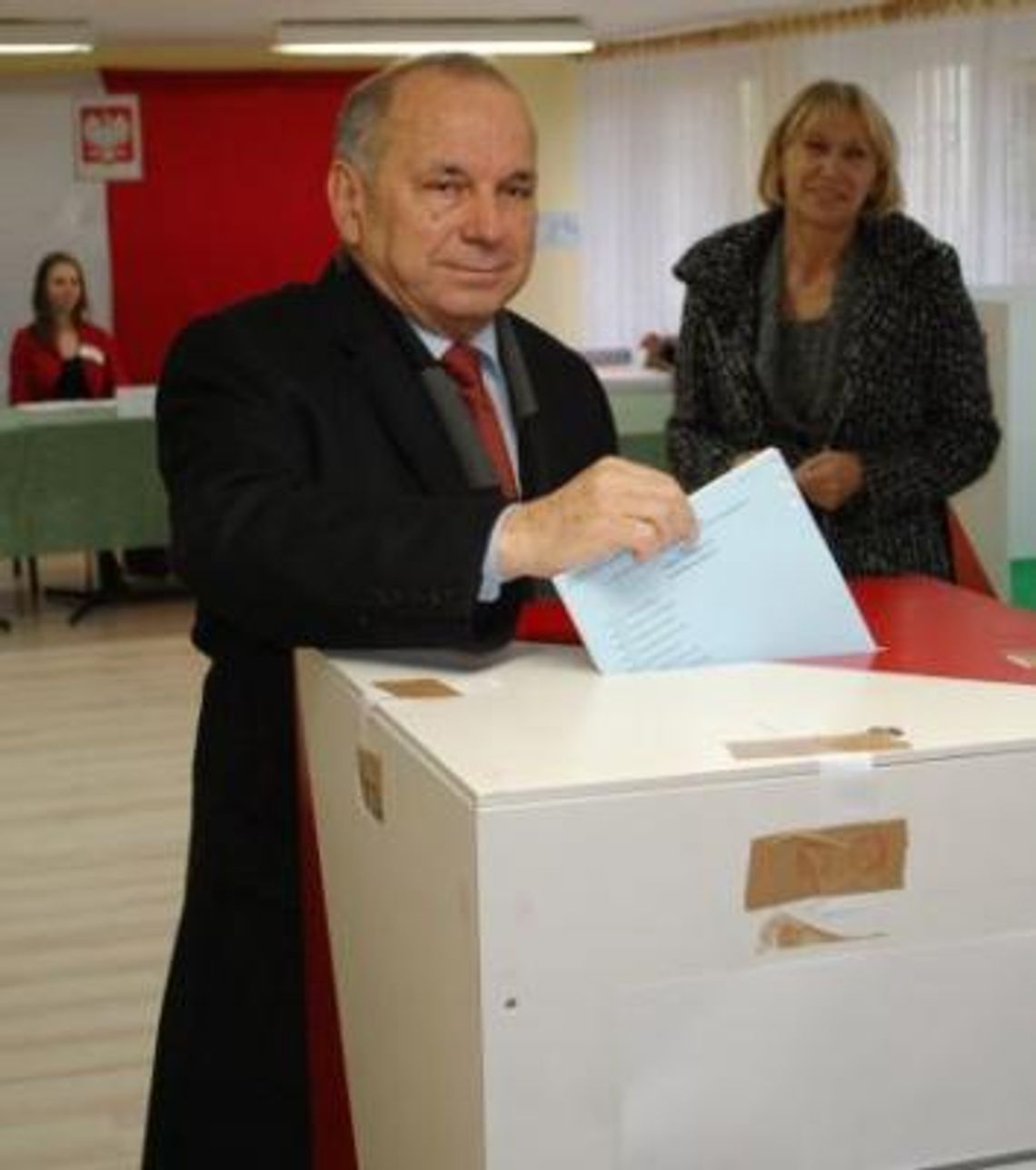 FOTO: Kandydaci przy urnach - zobacz jak głosowały znane osoby