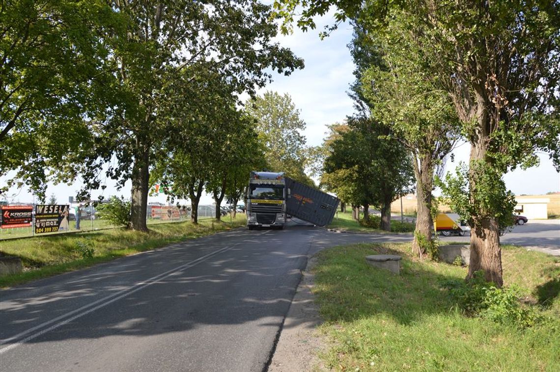 FOTO: Kontener spadł na jezdnię - trasa na Gdańsk zablokowana FOTO: Kontener spadł na jezdnię - trasa na Gdańsk zablokowana
