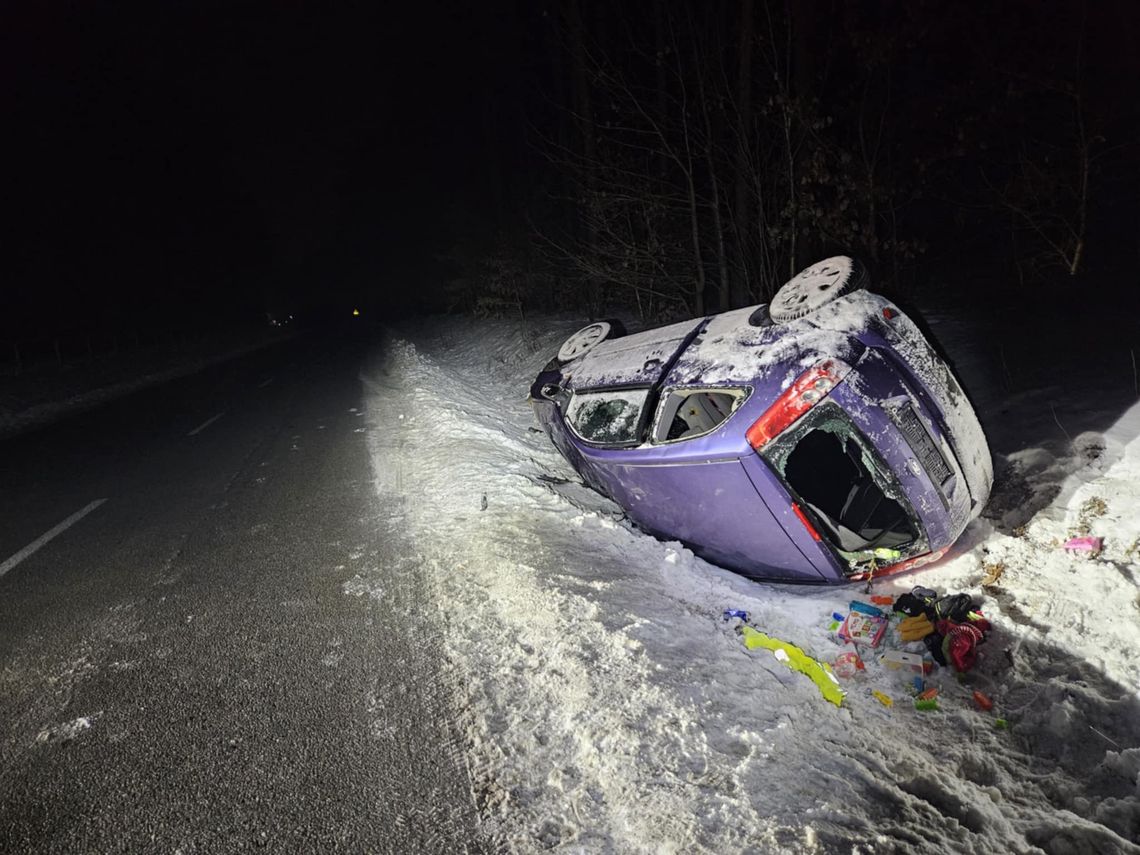 [FOTO] Leży od wczoraj w rowie, a wokół unosi się silny zapach benzyny. Czytelnicy skarżą się, że zostali zignorowani przez służby