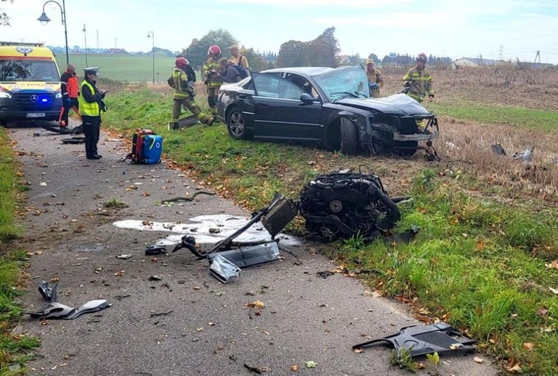 [FOTO] Mieli uciec ze szkoły... Chwilę później rozbili Audi na drzewie. Siła uderzenia wyrwała silnik z pojazdu!