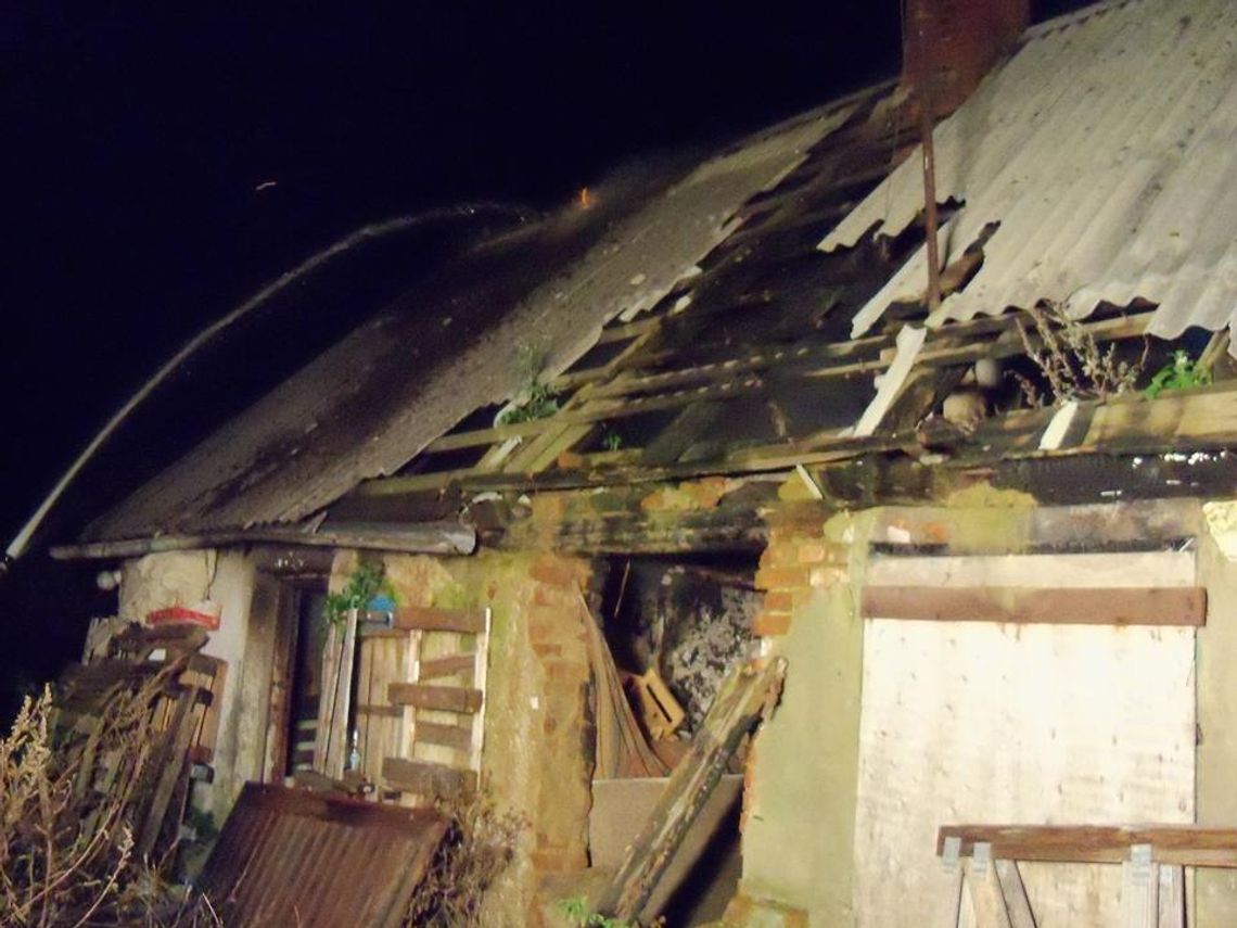 FOTO: Palił się opuszczony budynek. W akcji gaśniczej brało udział 16 strażaków FOTO: Palił się opuszczony budynek. W akcji gaśniczej brało udział 16 strażaków