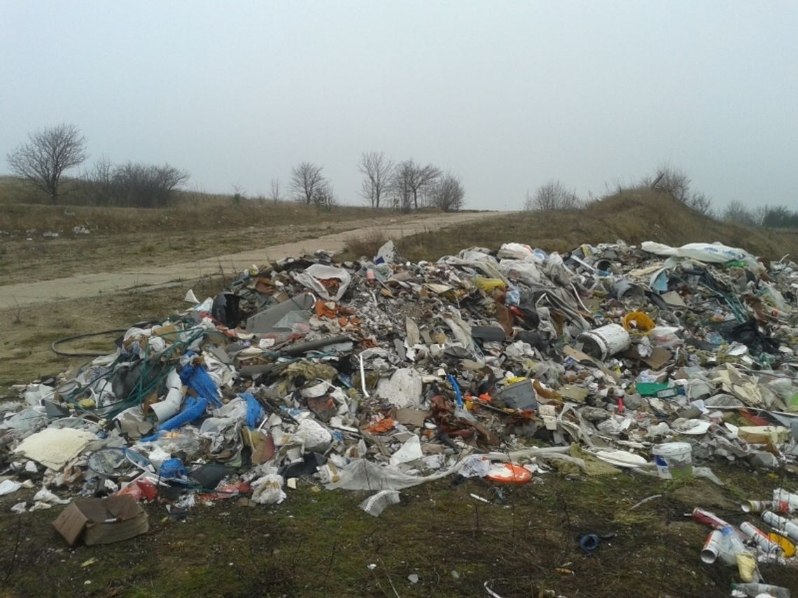 FOTO: Podrzucili śmieci na żwirownię - Kolejne nielegalne wysypisko śmieci w naszej gminie?