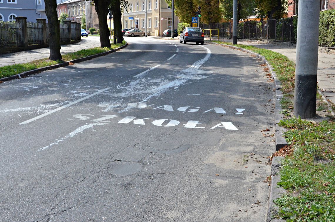 [FOTO] Potrącenie pracownika malującego pasy - zdjęcia z miejsca zdarzenia 