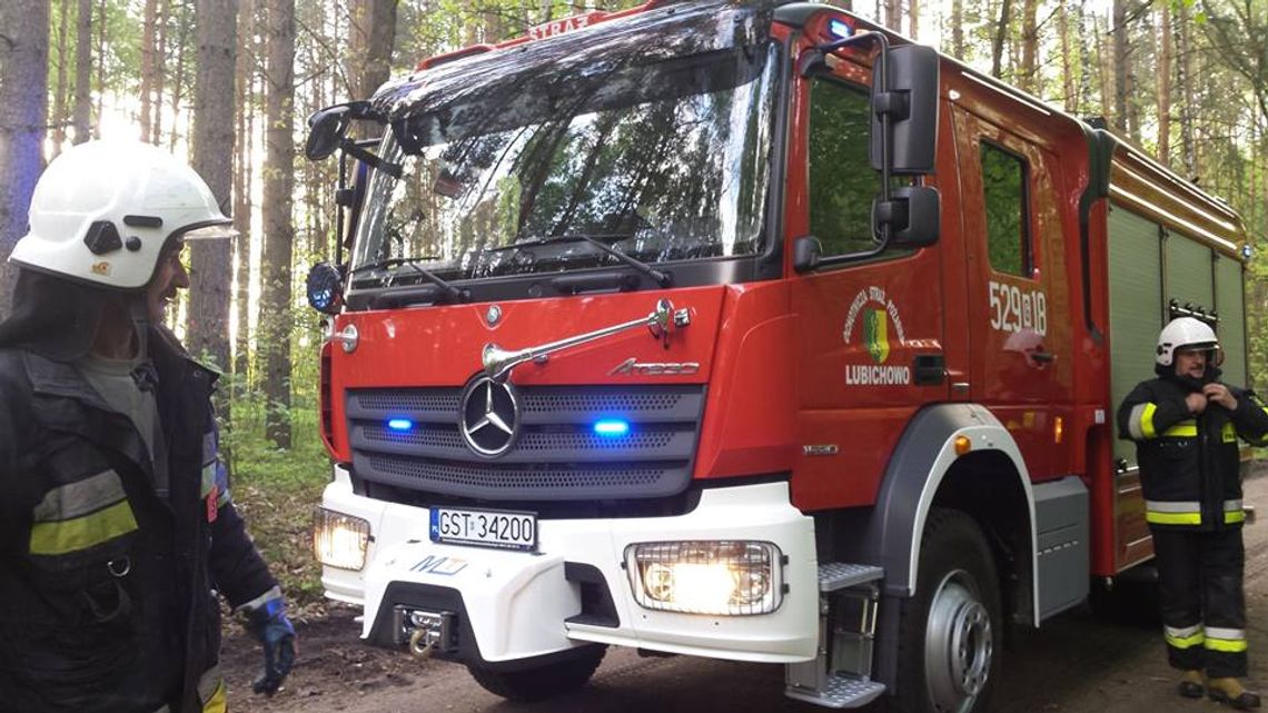 FOTO: Pracowity poranek - usuwali powalone drzewo FOTO: Pracowity poranek - usuwali powalone drzewo