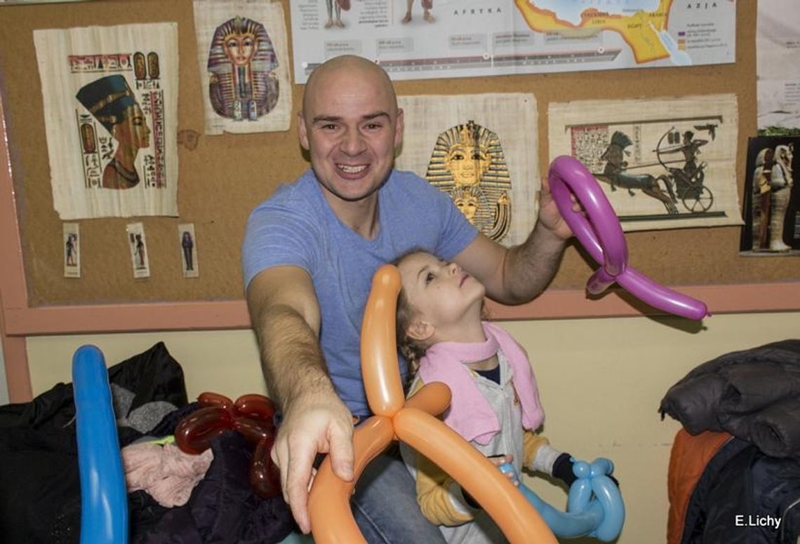 FOTO: Przez zabawę dali radość podopiecznym szpitala 