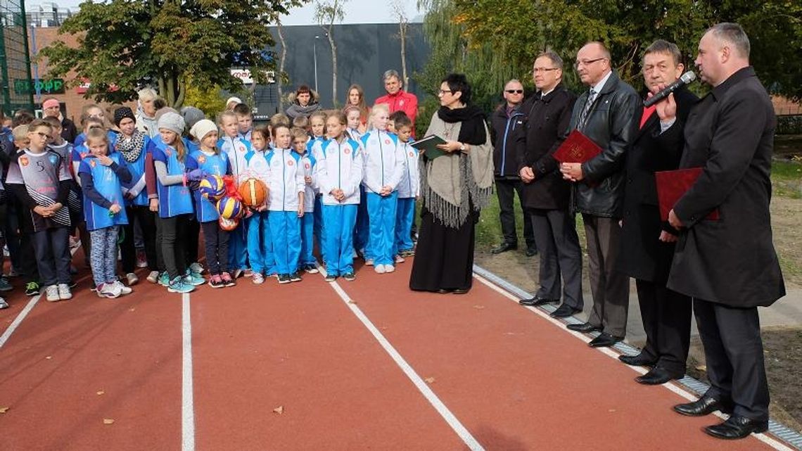 FOTO: Przy PSP 4 otwarto wielofunkcyjne boisko FOTO: Przy PSP 4 otwarto wielofunkcyjne boisko