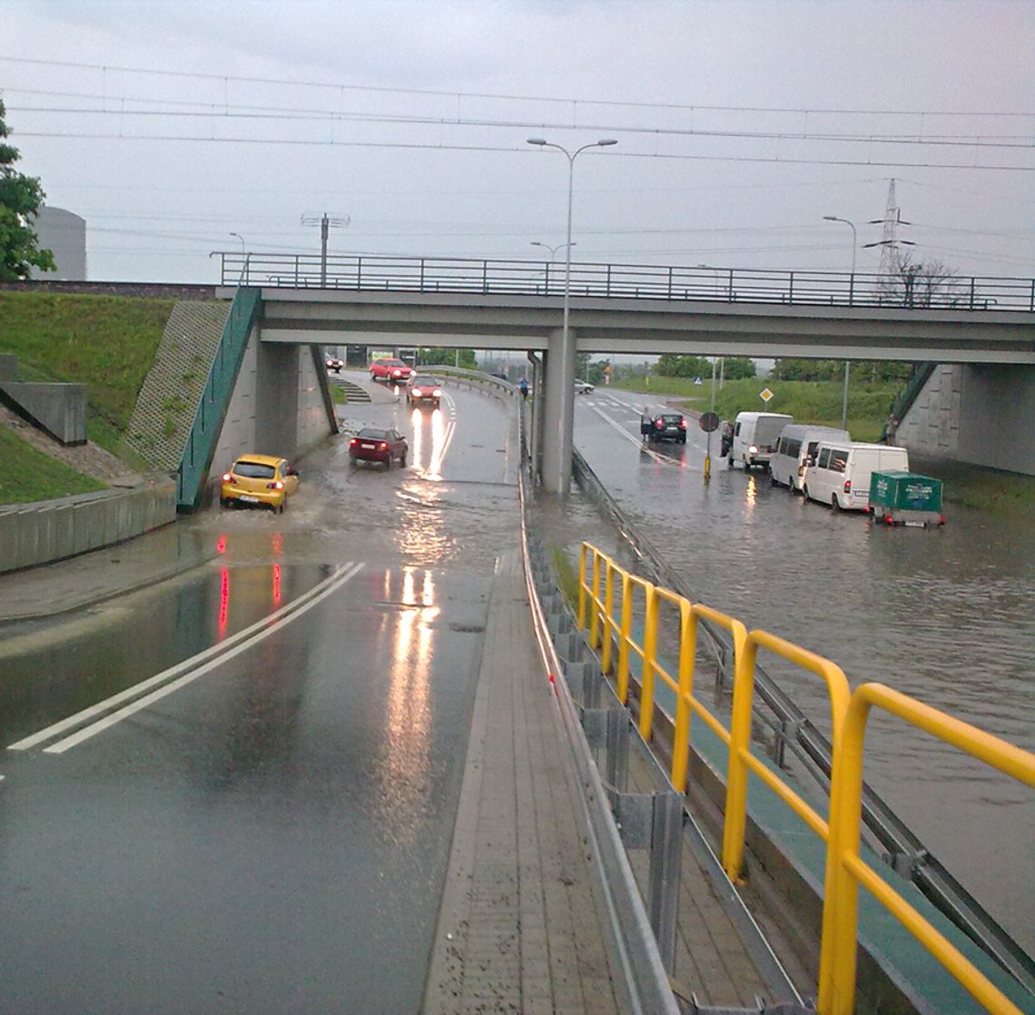 [FOTO] Samochód utknął w kałuży pod wiaduktem