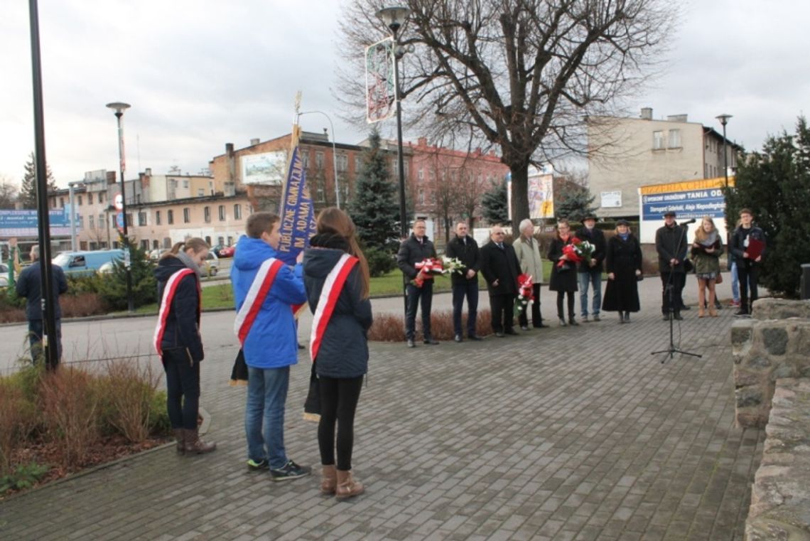 FOTO: Uczcili wieszcza składając kwiaty pod jego pomnikiem FOTO: Uczcili wieszcza składając kwiaty pod jego pomnikiem