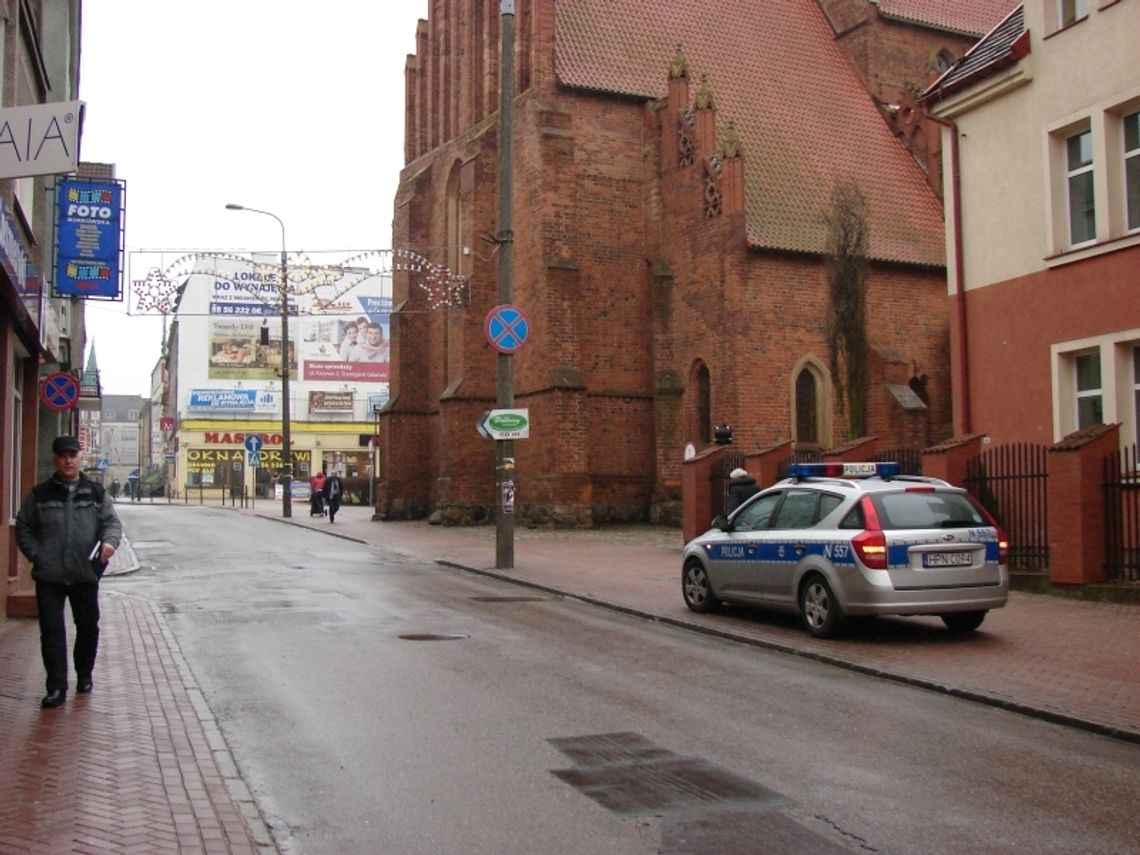 FOTO: Wjechał pod prąd, zniszczył szyld jednego ze sklepów FOTO: Wjechał pod prąd, zniszczył szyld jednego ze sklepów