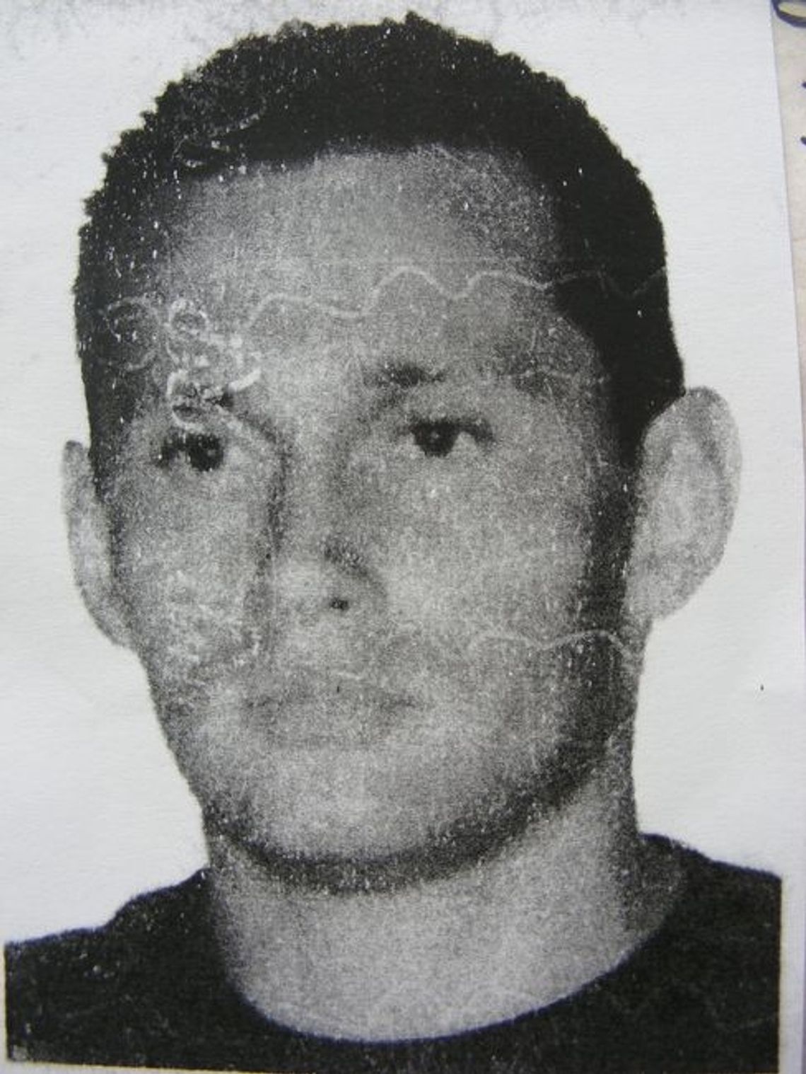 Fotografia na przerobionych dokumentach. Poszukiwany przez policję Fotografia na przerobionych dokumentach. Poszukiwany przez policję