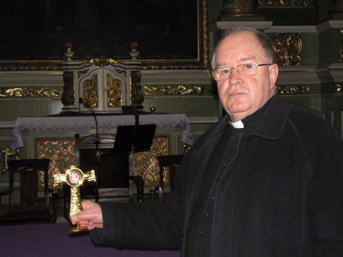 Fragment sutanny papieskiej. Można będzie już wkrótce obejrzeć relikwię po Janie Pawle II Fragment sutanny papieskiej. Można będzie już wkrótce obejrzeć relikwię po Janie Pawle II