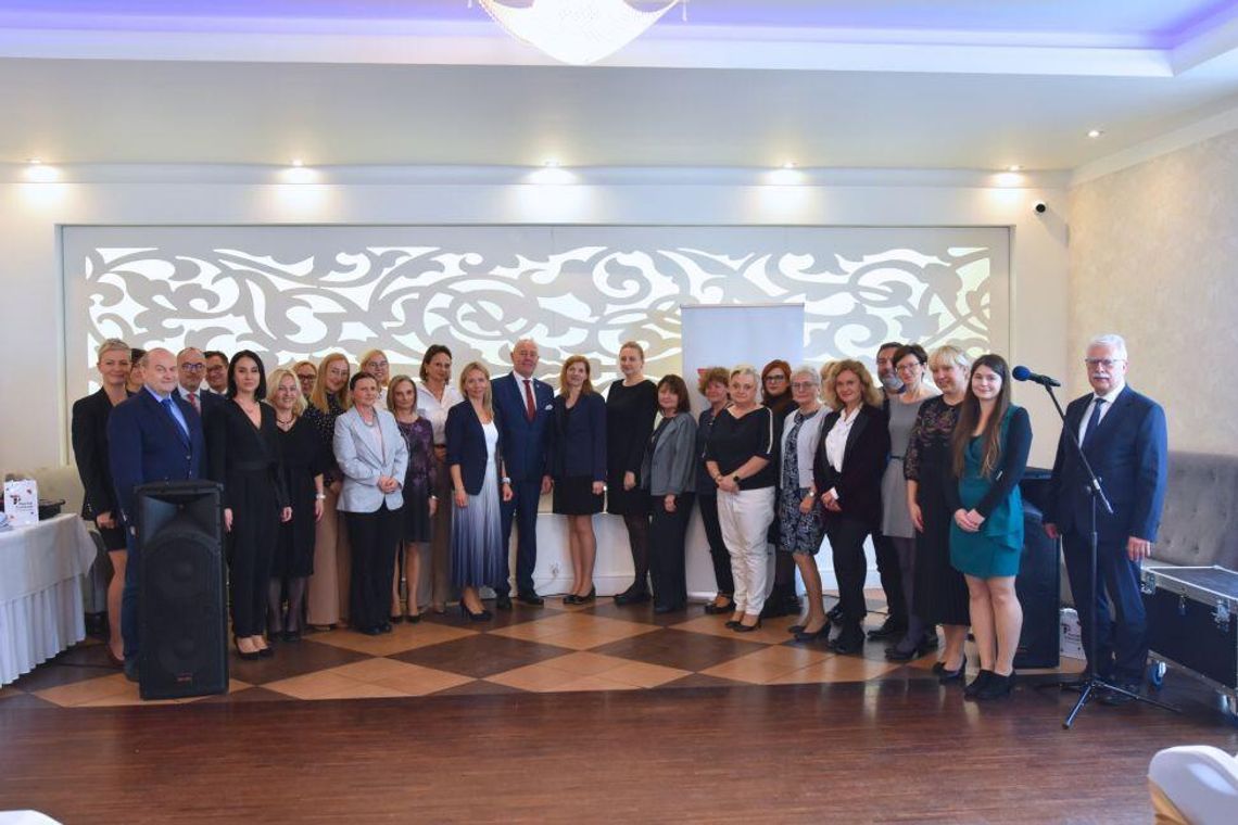 [GALERIA ZDJĘĆ] Wyróżniono 18 nauczycieli. Dariusz Makać  z nagrodą specjalną kuratora oświaty