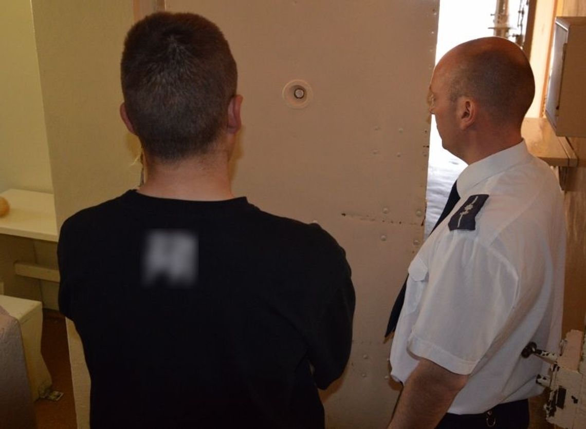 Gdy zobaczył patrol, wyrzucił zawiniątko i zaczął uciekać...