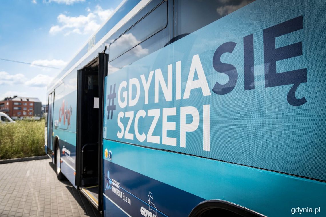 Gdyński Szczepibus zaatakowany przez grupę antyszczepionkowców