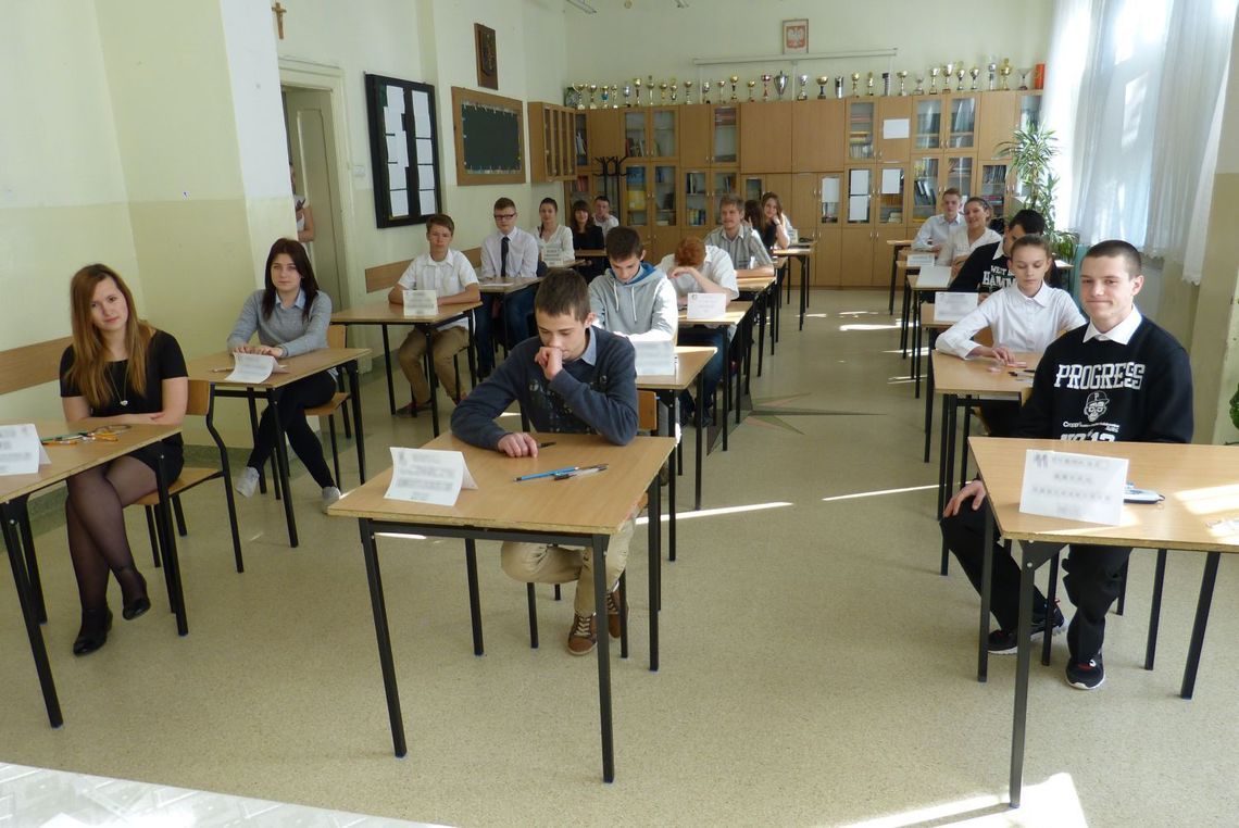Gimnazjaliści piszą "małą maturę"