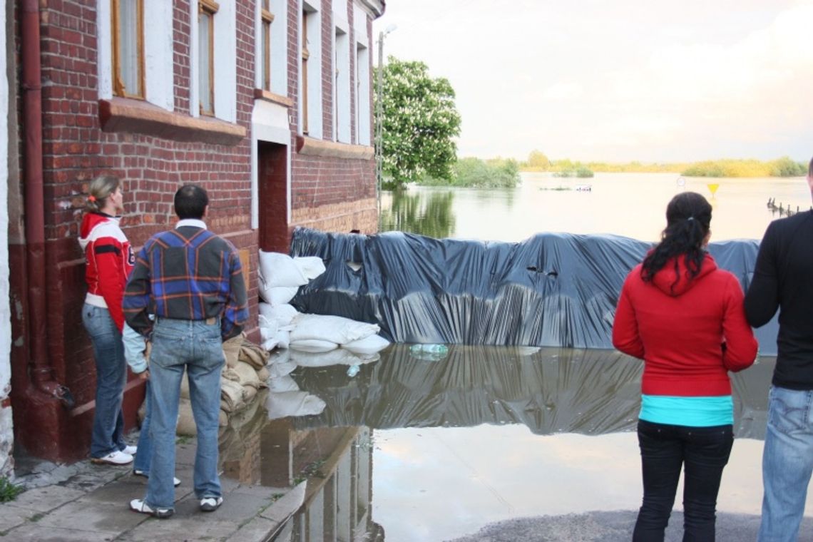 Gniew rzeki. Nadchodzi fala powodziowa, ludzie bez domów