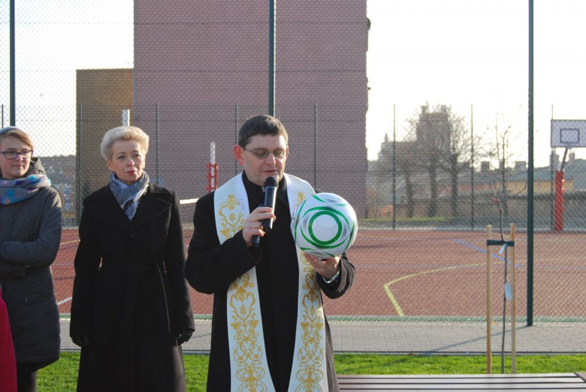 Gniewska podstawówka ma nowoczesne boisko! Gniewska podstawówka ma nowoczesne boisko!