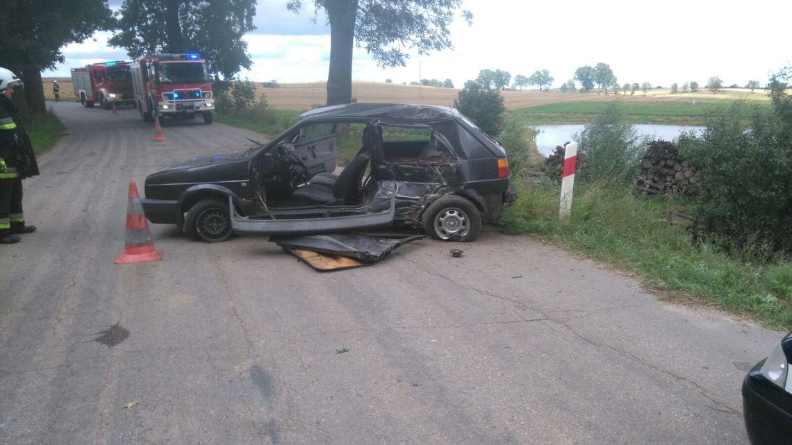 Golf uderzył w drzewo. Kierowca trafił do szpitala Golf uderzył w drzewo. Kierowca trafił do szpitala