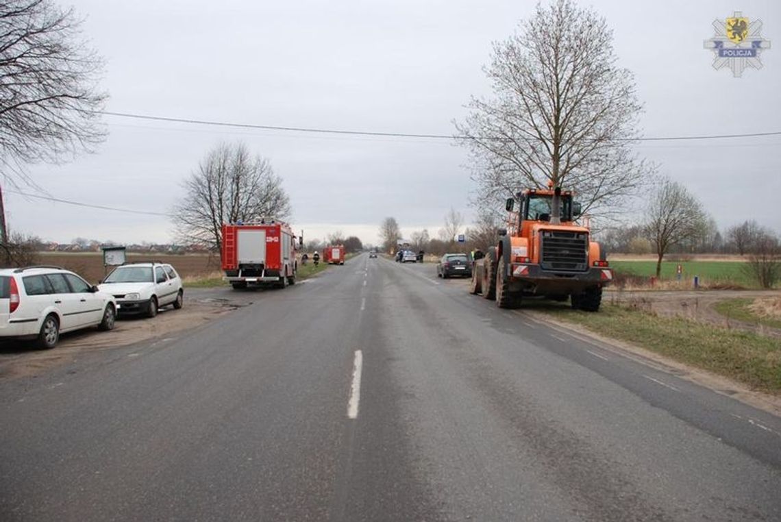 Golfem podczas wyprzedzania w ładowarkę Golfem podczas wyprzedzania w ładowarkę