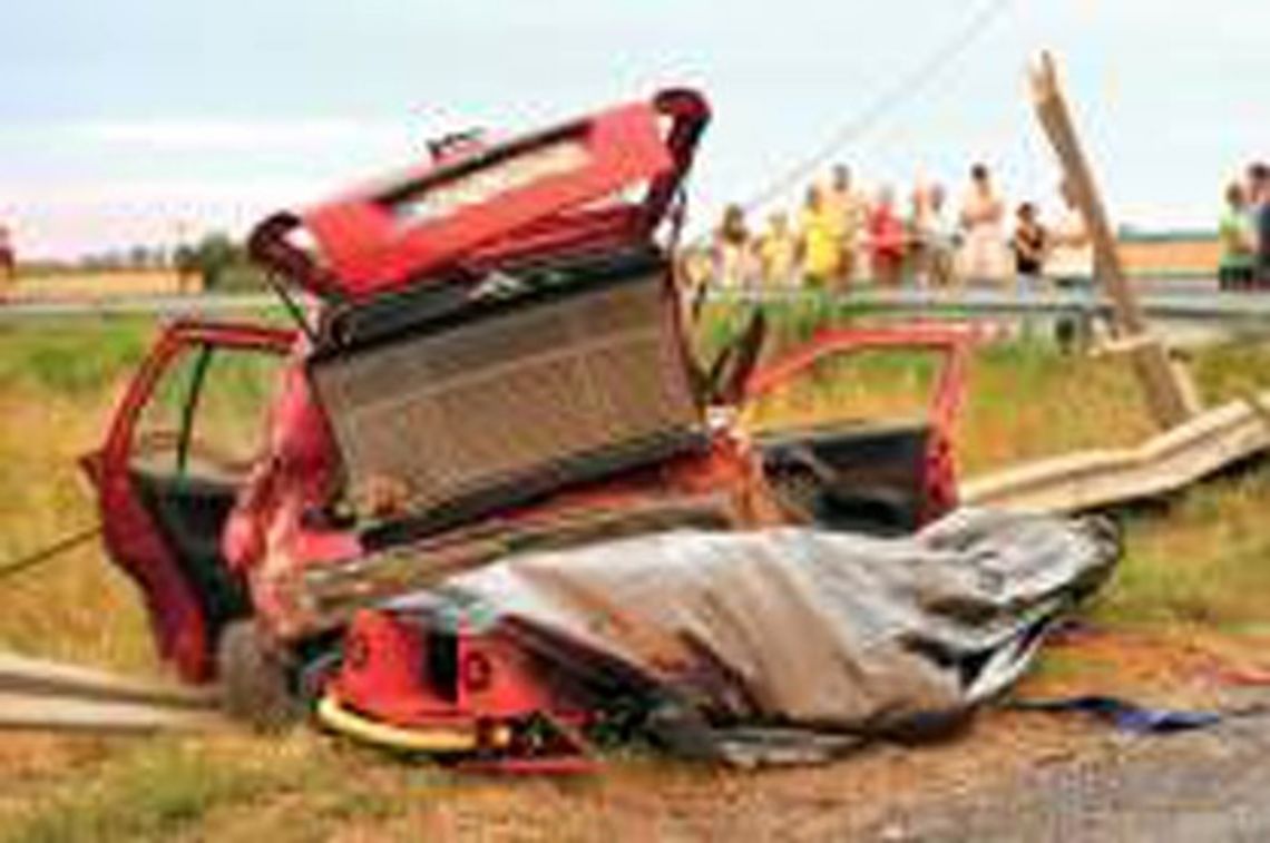 Golfem wprost pod autobus. Zginął 17-letni chłopak