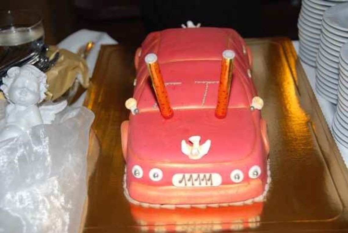 Gorzko po weselnym torcie. Różowy samochód osobowy zamiast białej limuzyny... Gorzko po weselnym torcie. Różowy samochód osobowy zamiast białej limuzyny...