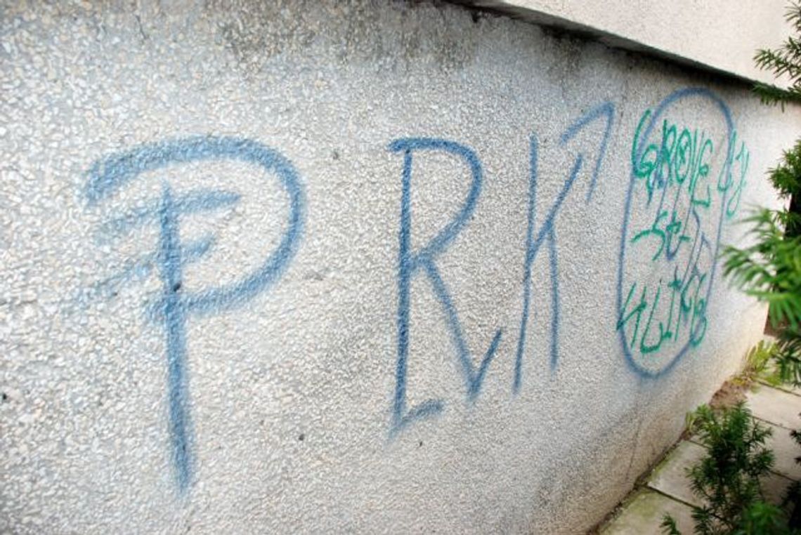 Graficiarze "upiększali" elewację szkoły, rodzice zapłacą Graficiarze "upiększali" elewację szkoły, rodzice zapłacą