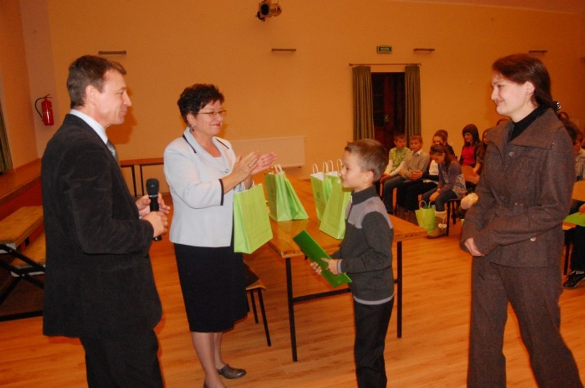 Gratulacje dla młodych i zdolnych. Nagrodziliśmy 16. czołowych uczniów Gratulacje dla młodych i zdolnych. Nagrodziliśmy 16. czołowych uczniów