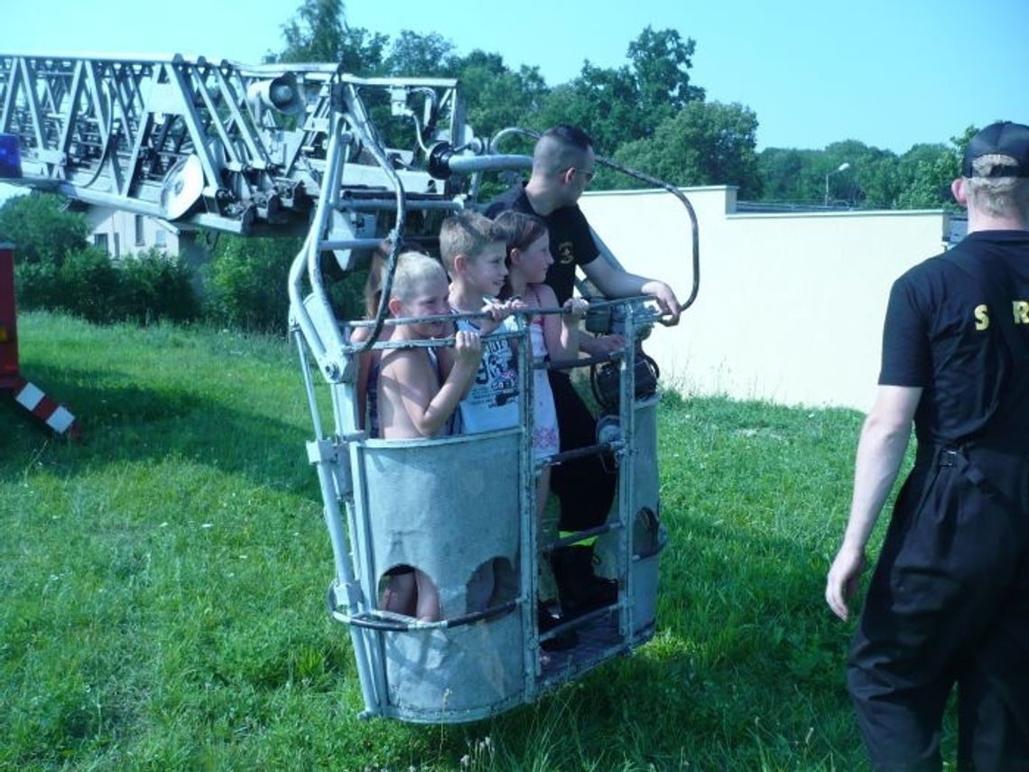 Grill, słodycze i... strażacy. Zabawa w Rakowcu na 102 Grill, słodycze i... strażacy. Zabawa w Rakowcu na 102