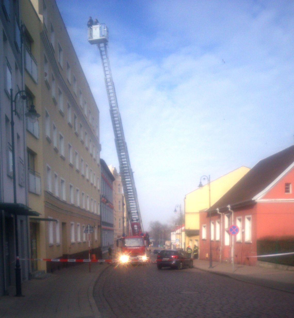 Grozi, że skoczy z dachu i się zabije Grozi, że skoczy z dachu i się zabije