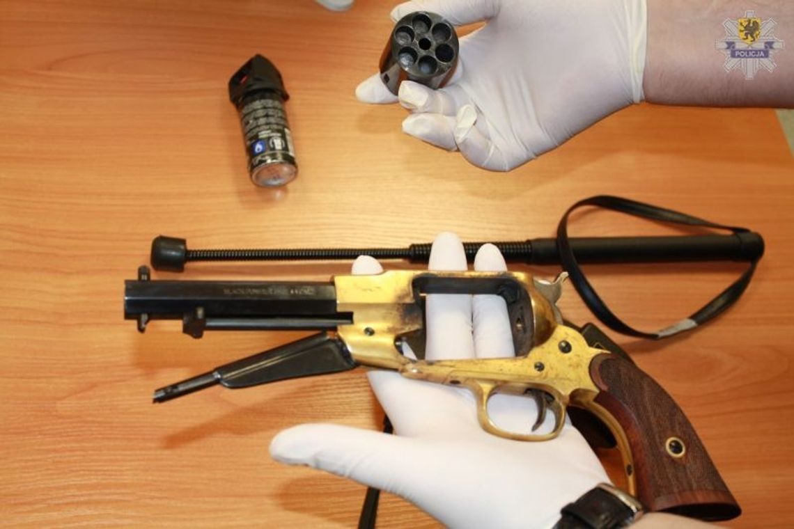 Groził ekspedientce rewolwerem