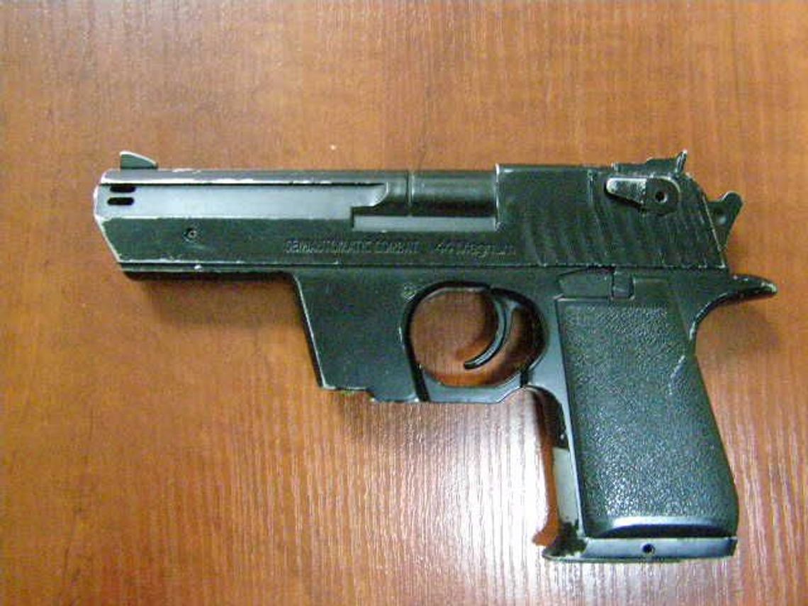 GROZIŁ ZAPALNICZKĄ IMITUJĄCĄ BROŃ GROZIŁ ZAPALNICZKĄ IMITUJĄCĄ BROŃ