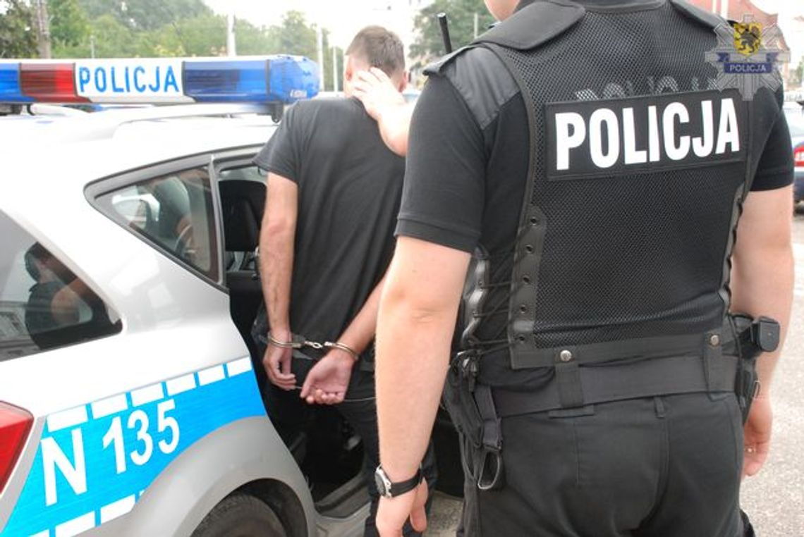 Groził, że zabije i podpali kiosk. Rozbój dla 2 paczek fajek 