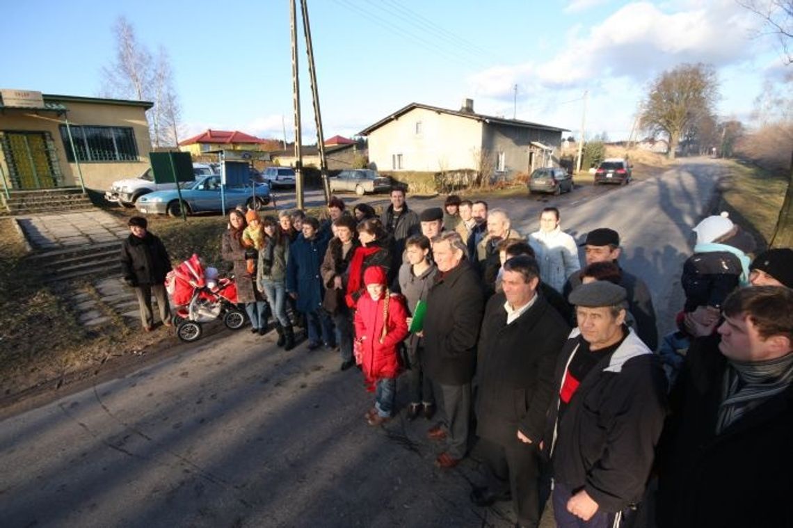 Grozili blokadą i doczekali się po latach walki naprawy spornej drogi