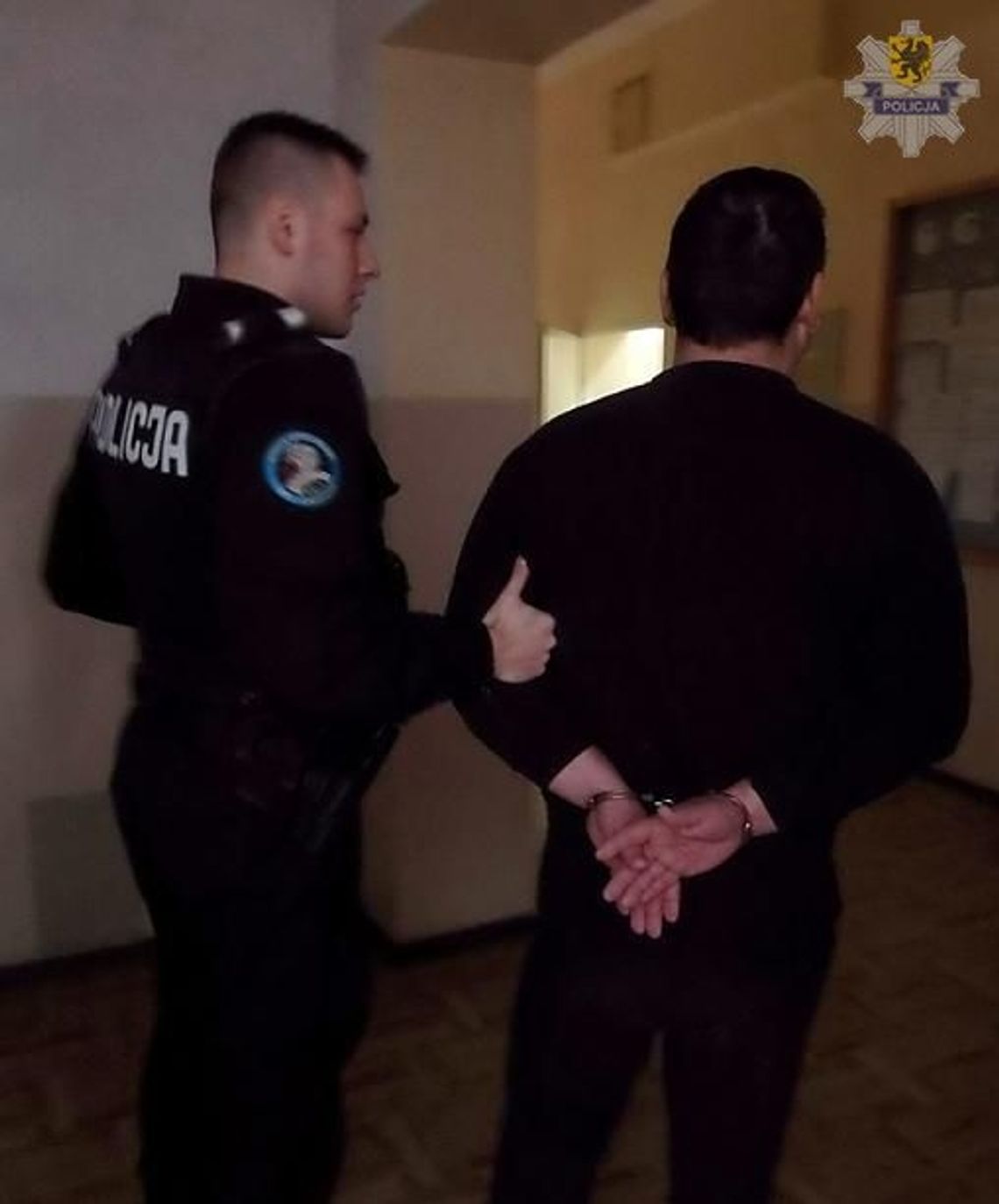 Grozili mieszkańcom nożem, obrabowali mieszkanie Grozili mieszkańcom nożem, obrabowali mieszkanie