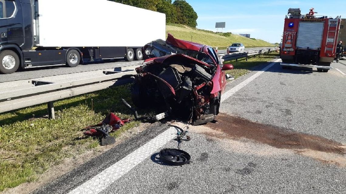Groźna kraksa na autostradzie. Zderzyły się ciężarówka i auto osobowe