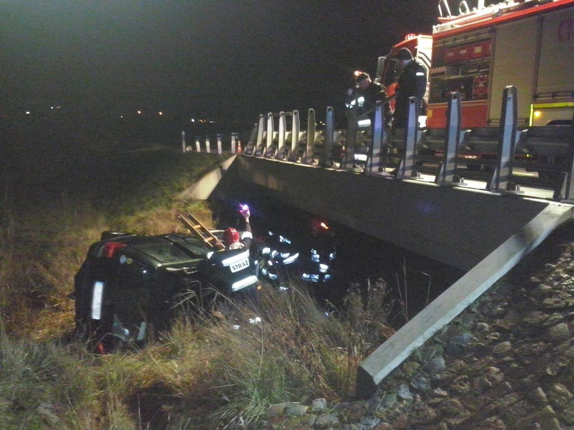 Groźne, poranne wypadki - osobówka w rowie. Jedna osoba ranna Groźne, poranne wypadki - osobówka w rowie. Jedna osoba ranna