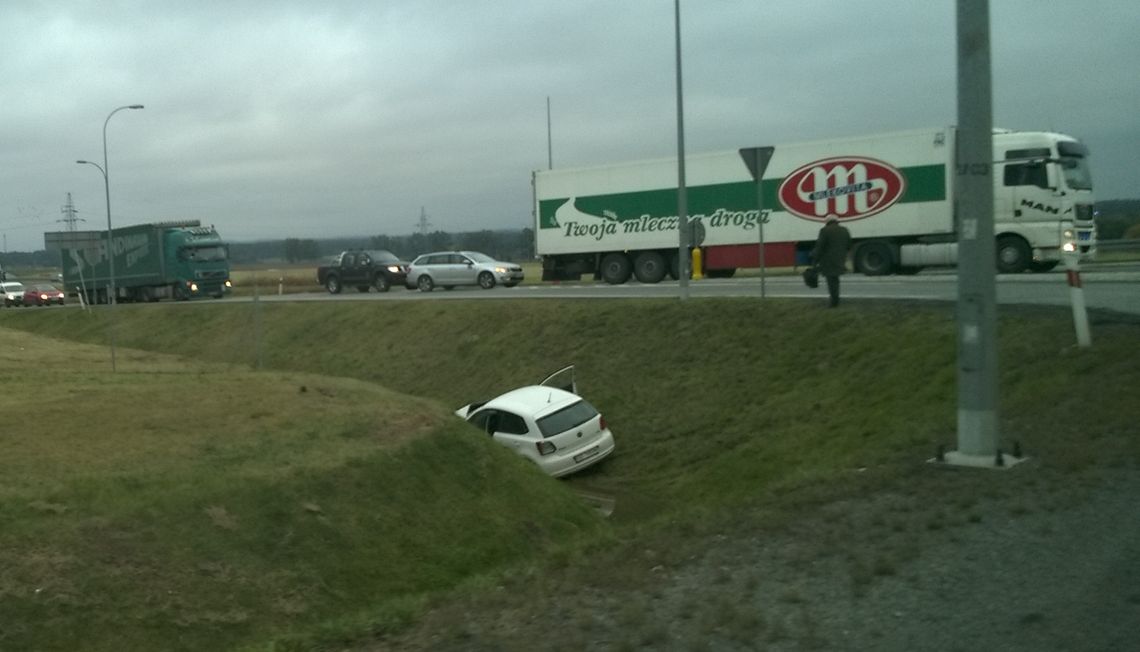 Groźnie przy A1. Po zderzeniu auto wpadło do rowu Groźnie przy A1. Po zderzeniu auto wpadło do rowu
