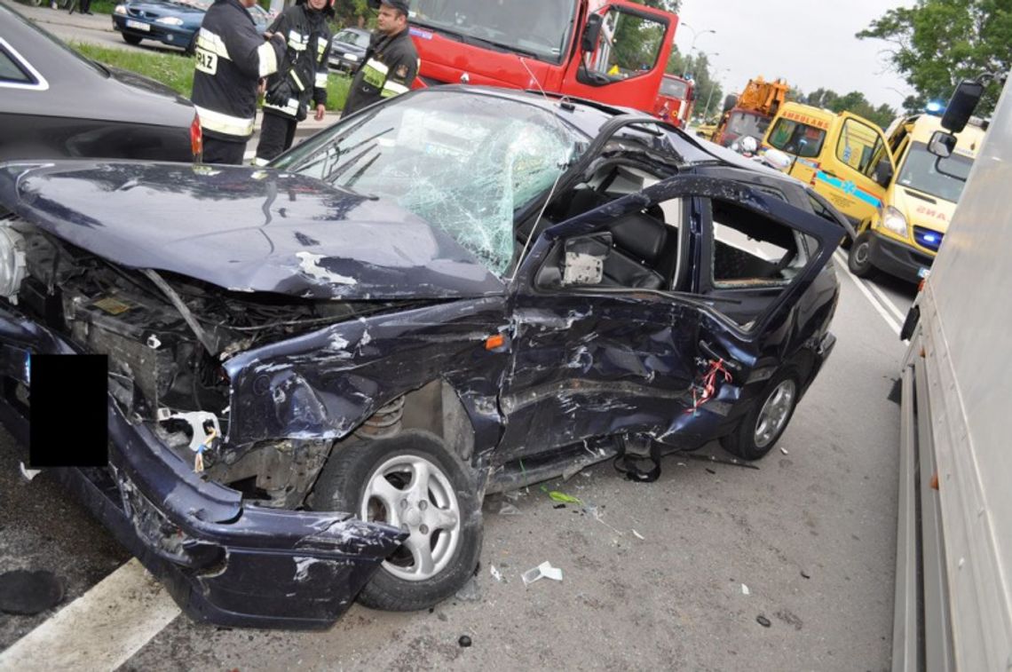 Groźny wypadek- 3 auta rozbite, 4 osoby ranne