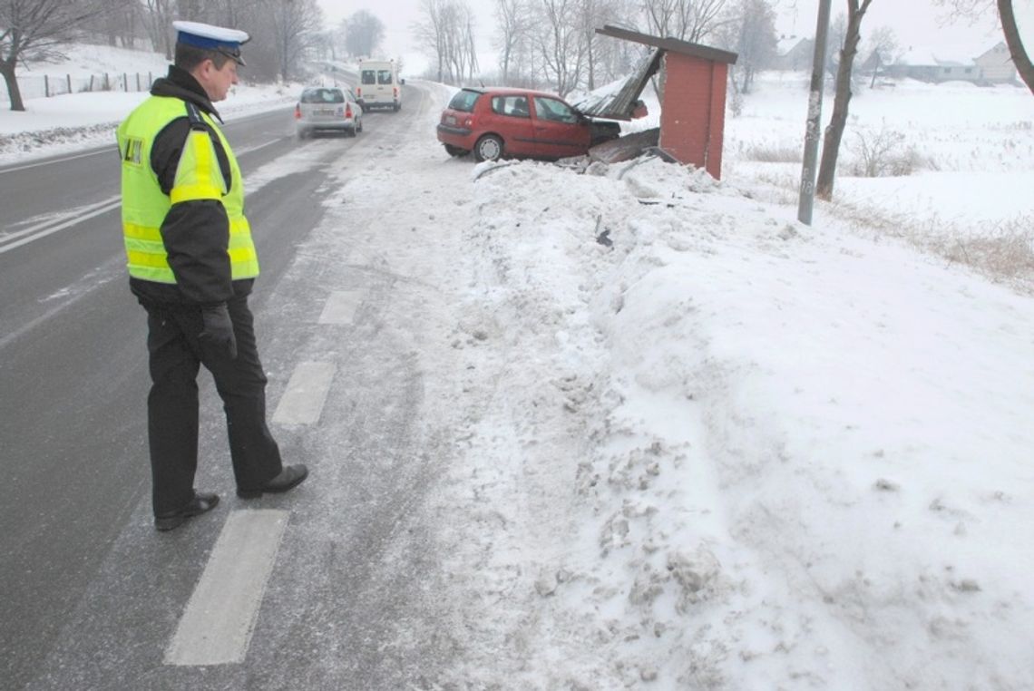 Groźny wypadek na K-22. Sześć osób rannych na przystanku autobusowym Groźny wypadek na K-22. Sześć osób rannych na przystanku autobusowym