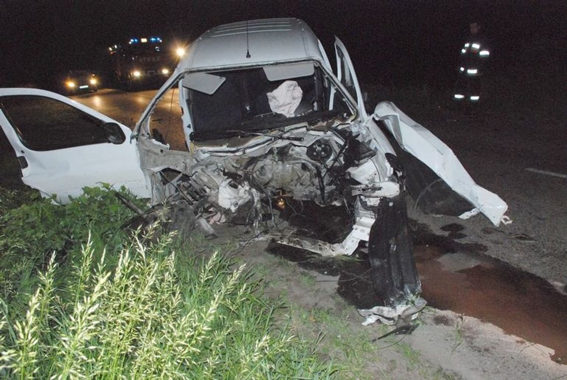 Groźny wypadek. Po zderzeniu z drzewem wyleciał z samochodu Groźny wypadek. Po zderzeniu z drzewem wyleciał z samochodu