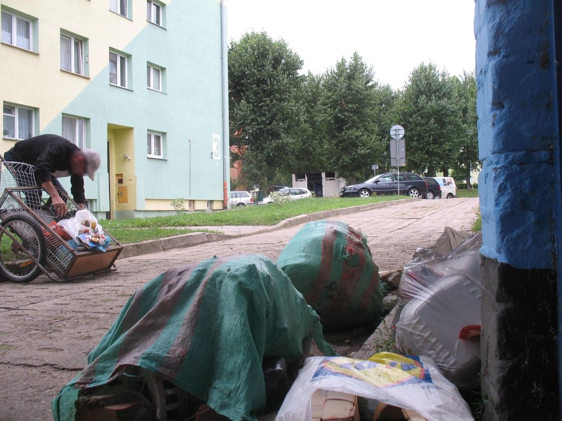 Gruz śmierdzi pod blokiem? Pochodzi z lokalu, w którym leżały zwłoki... Gruz śmierdzi pod blokiem? Pochodzi z lokalu, w którym leżały zwłoki...
