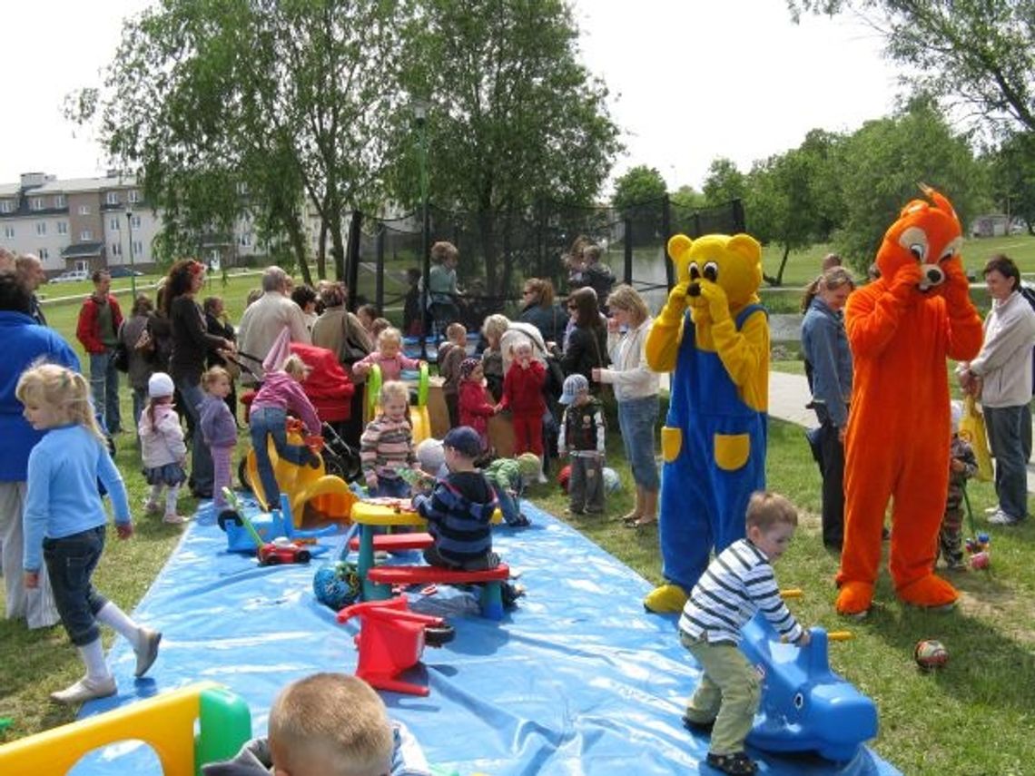 Gry, konkursy i uśmiechnięte twarzyczki. Strażacka drabina największą atrakcją Gry, konkursy i uśmiechnięte twarzyczki. Strażacka drabina największą atrakcją
