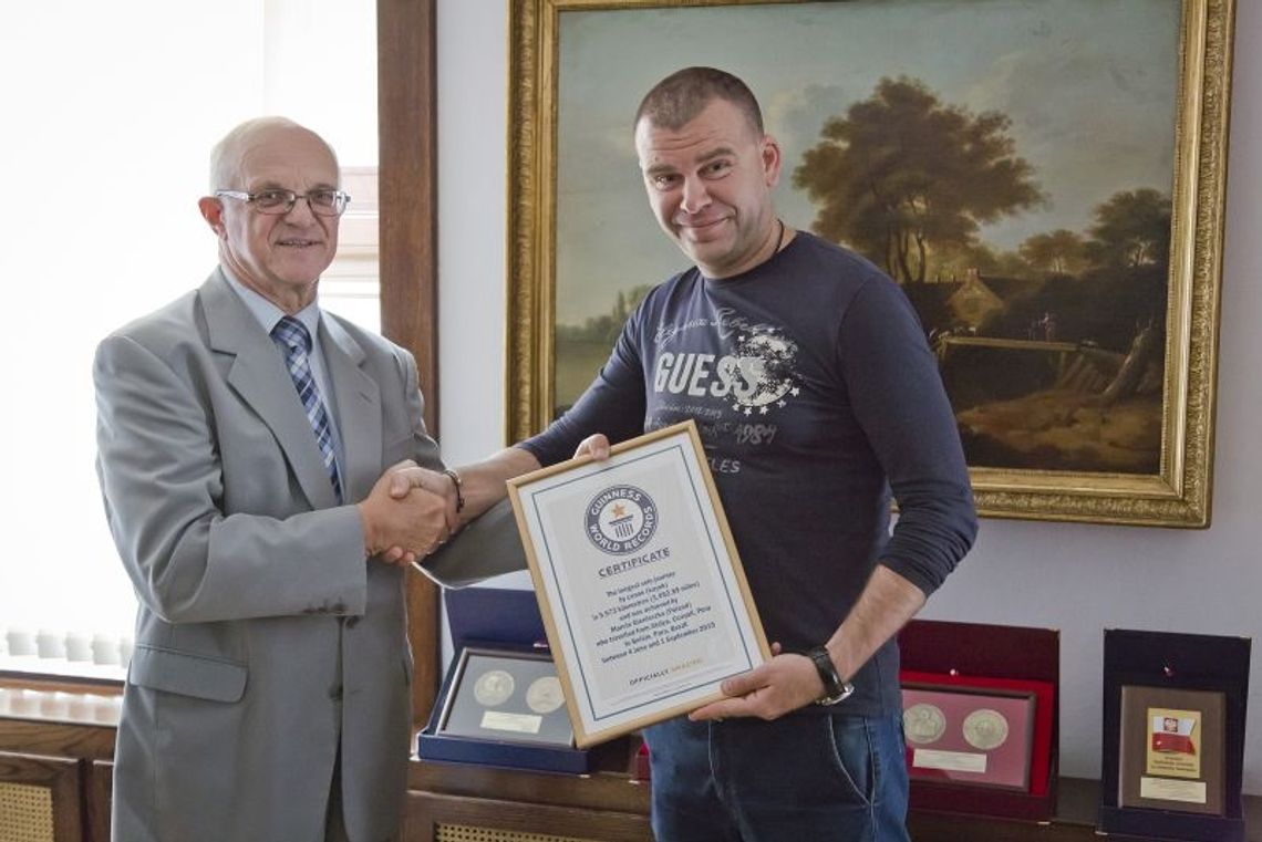 Guinness obok canoe w Centrum Konserwacji Wraków Statków w Tczewie Guinness obok canoe w Centrum Konserwacji Wraków Statków w Tczewie