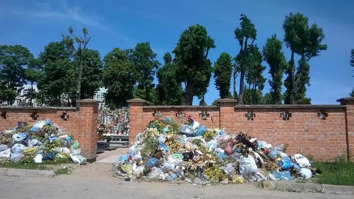 Hałdy śmieci zalegają przy cmentarzu. Niechlubne wysypisko w centrum miasta 