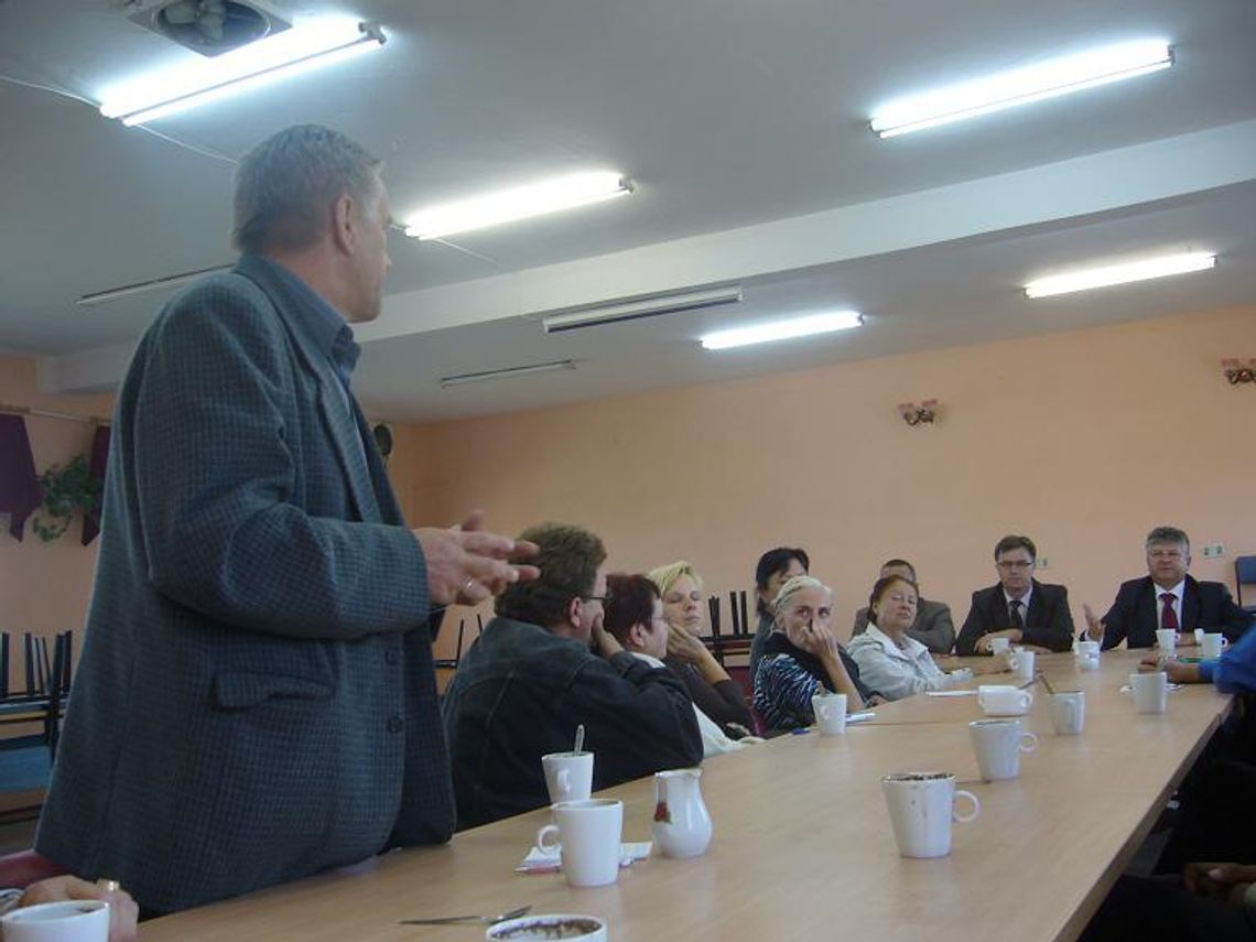 Hańba dla gminy i powiatu - mieszkańcy żądają remontu drogi – potrzebne pieniądze i chęci do działania Hańba dla gminy i powiatu - mieszkańcy żądają remontu drogi – potrzebne pieniądze i chęci do działania