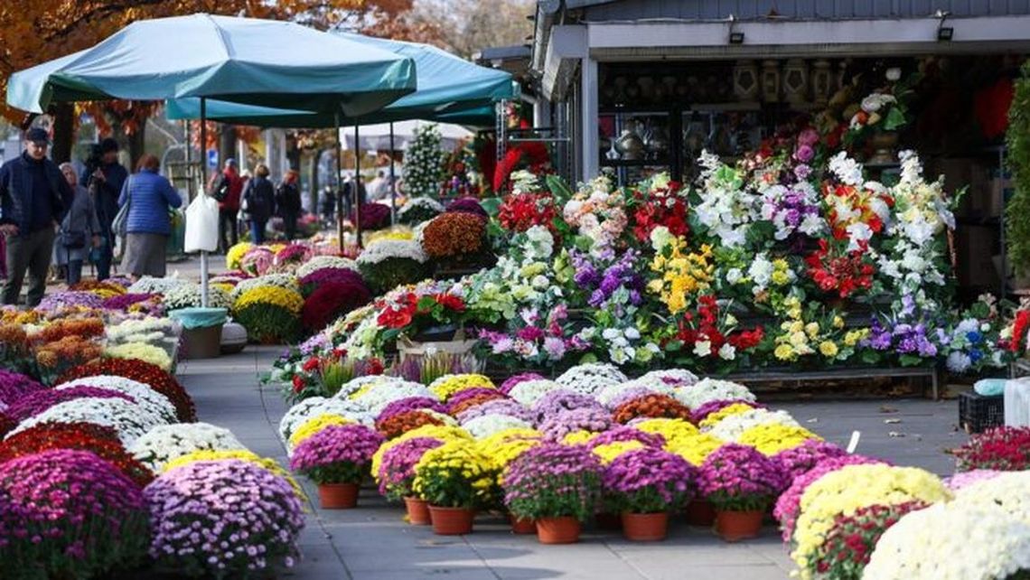 Handel przy cmentarzu komunalnym w Kwidzynie w czasie Wszystkich Świętych 2025