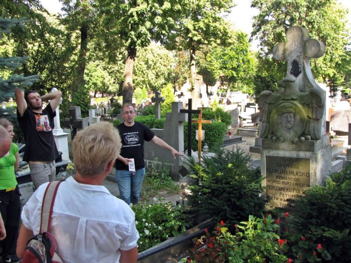 Historia ludźmi i cmentarzami pisana… Historia ludźmi i cmentarzami pisana…